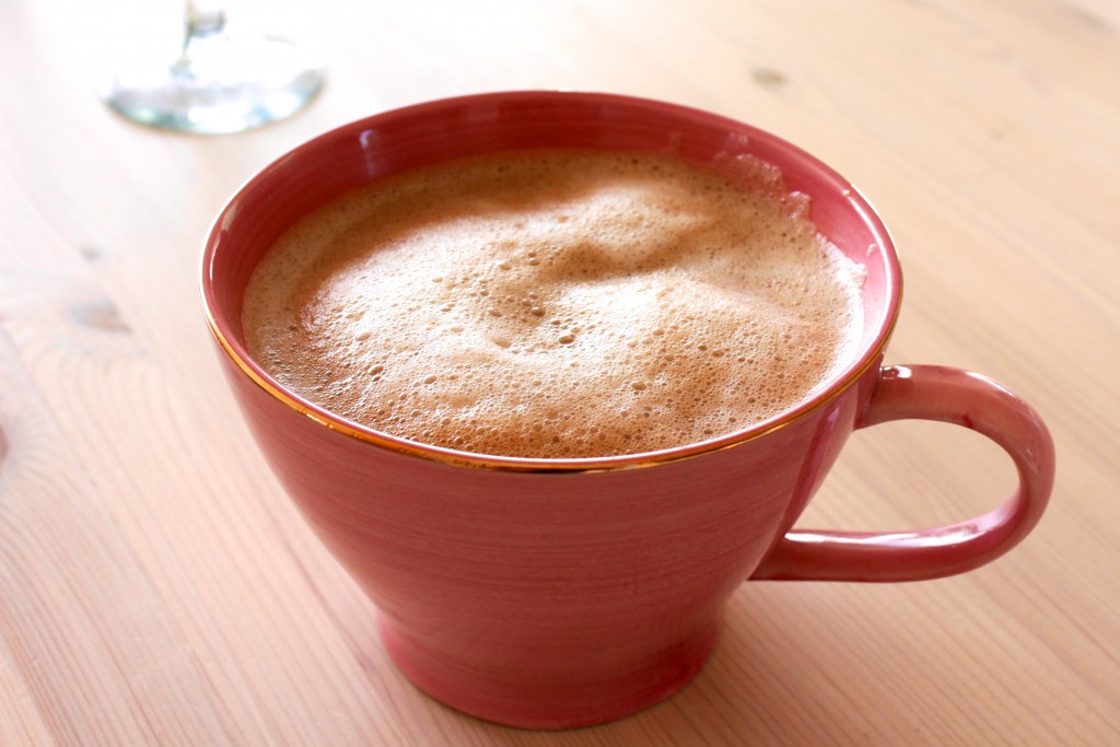 Min uunnværlige, daglige kopp kaffe… usannsynlige mengder espresso, brunt sukker og varm soyamelk.